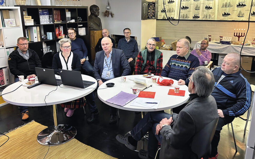 Pilkusta asiaa 6 -tilaisuudessa Markku Mantila kertoi Vaasan Teknillisen Seuran Ateljeessa Vaasassa ja Teamsin kautta kielen merkityksestä mm. hybridivaikuttamisessa.